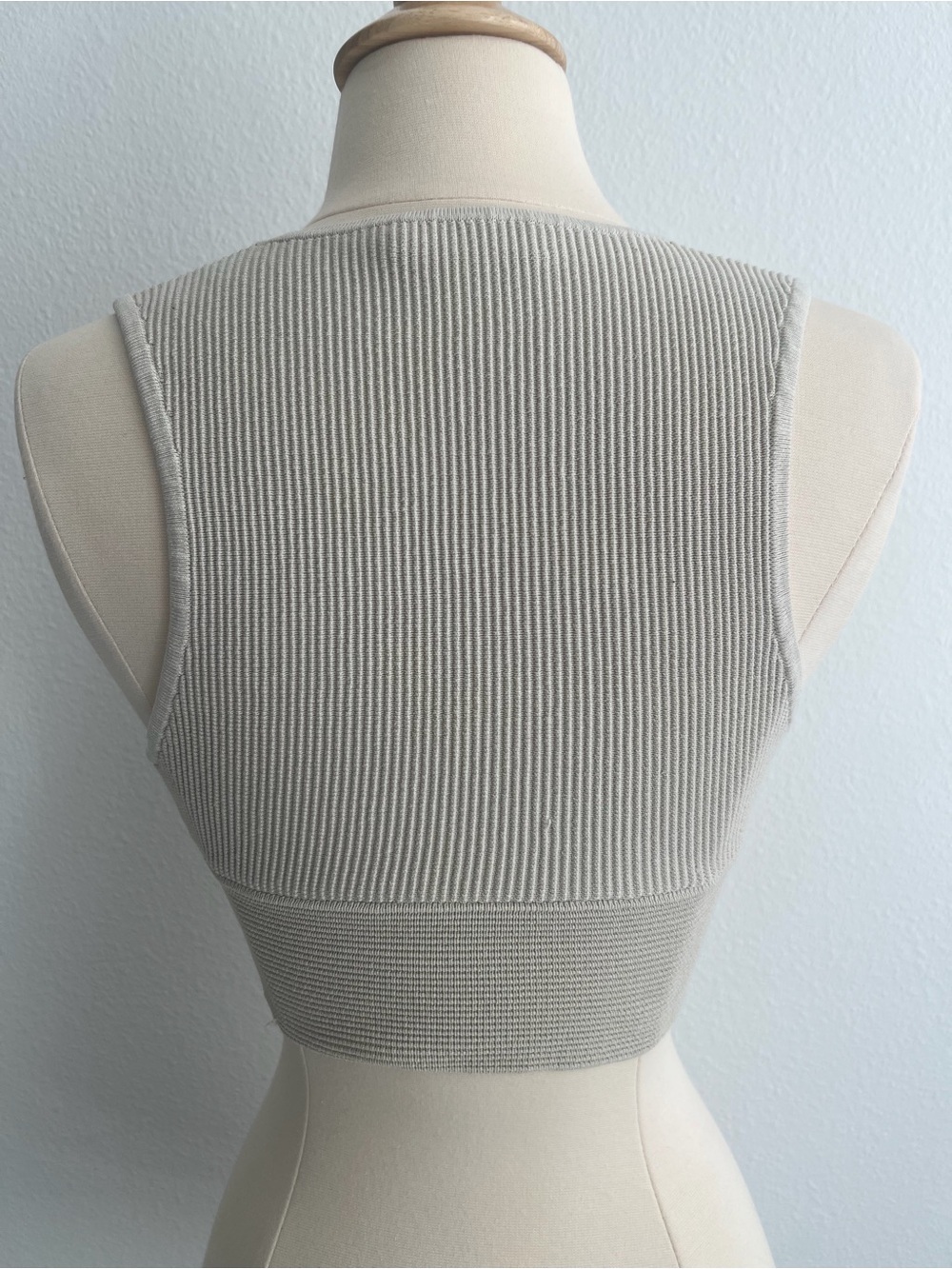 BABATON Aritzia Oatmeal Sculpt
Knit Deep V-Neck Cropped Fitted Ribbed Tank Top - Picture 5 of 8